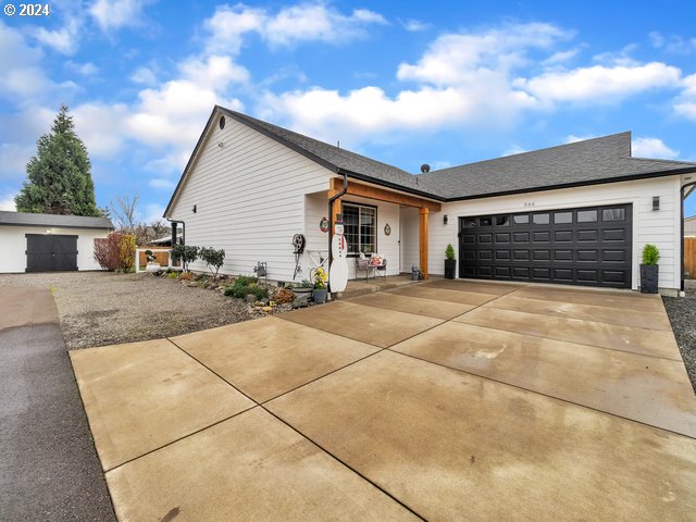 566 N 11th St, Aumsville, OR 97325 - view of front of house with driveway and a garage