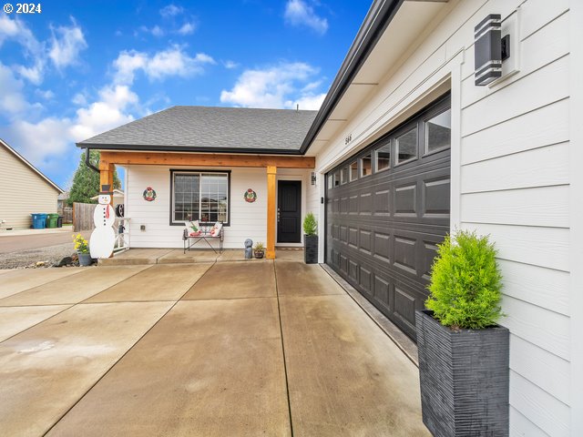566 N 11th St, Aumsville, OR 97325 - view of front of home