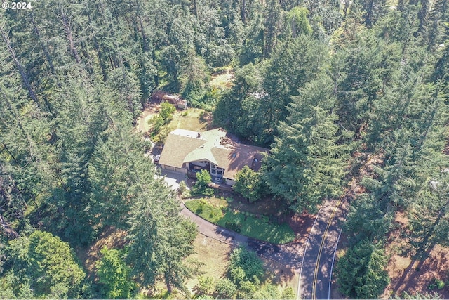 bird's eye view featuring a wooded view