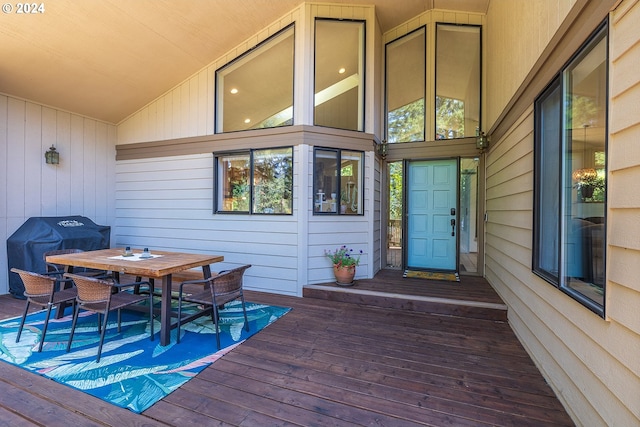 property entrance featuring outdoor dining area