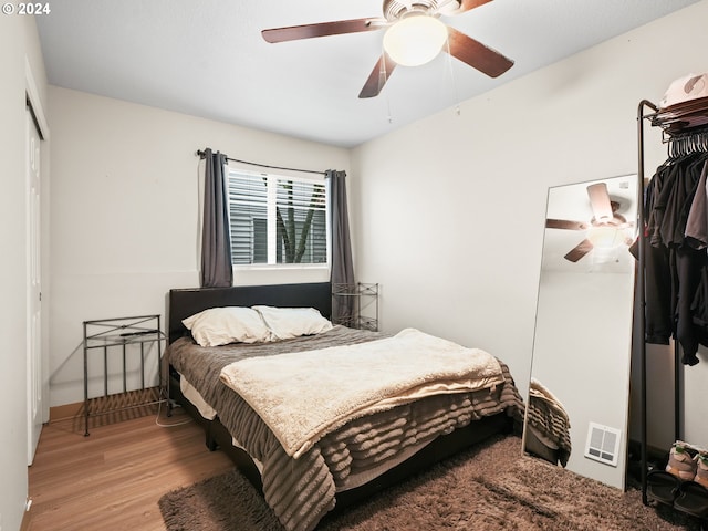 bedroom featuring a closet, light wood-type flooring, and ceiling fan