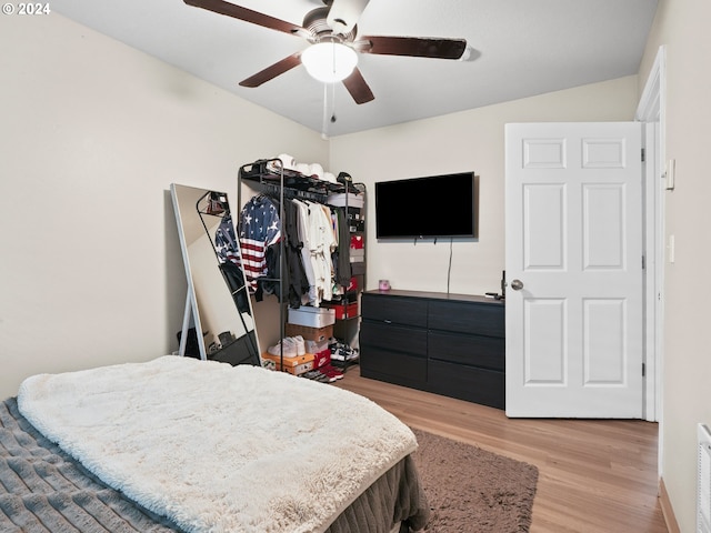 bedroom with vaulted ceiling, light hardwood / wood-style floors, and ceiling fan