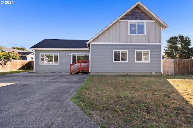 view of front of property with a front lawn