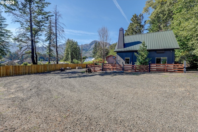 view of yard with fence and a mountain view