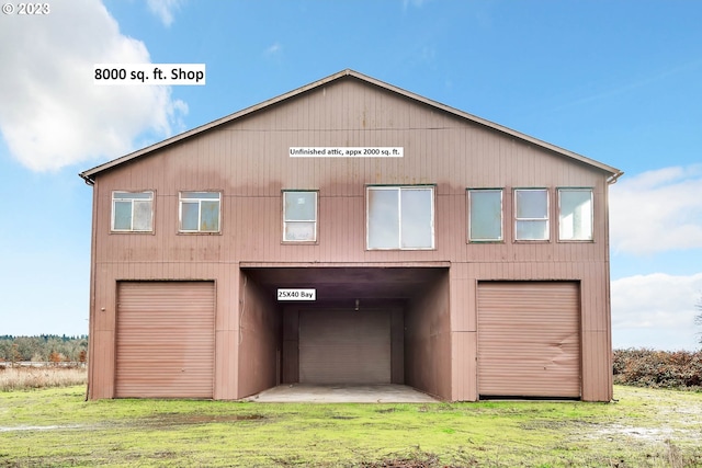 view of front of home with a front lawn and a garage