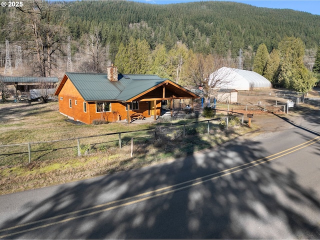 view of front of property featuring an outbuilding