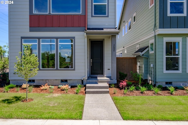 entrance to property featuring a yard