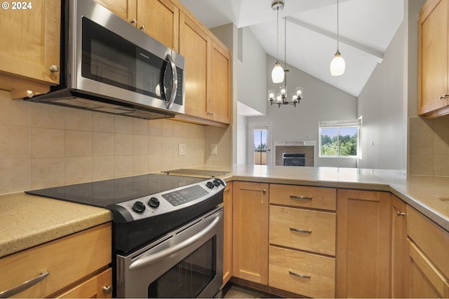 kitchen featuring a notable chandelier, stainless steel appliances, kitchen peninsula, and decorative backsplash