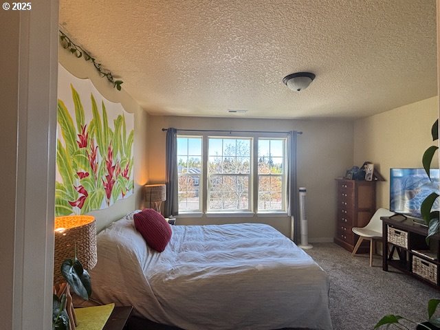 834 NW 3rd Ave, Canby, OR 97013 - bedroom with carpet flooring and a textured ceiling