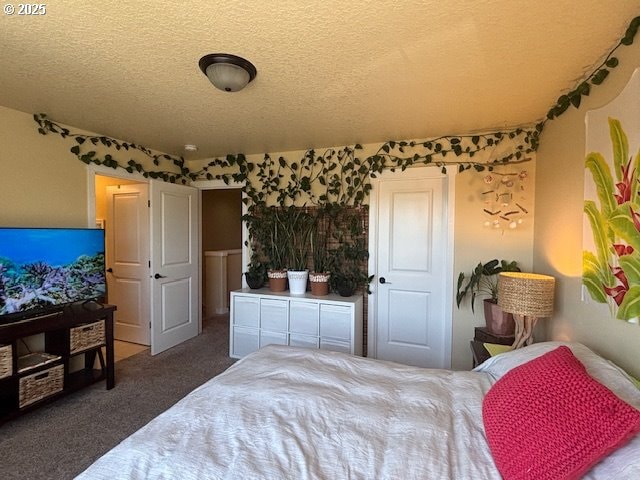 834 NW 3rd Ave, Canby, OR 97013 - bedroom featuring a textured ceiling and carpet