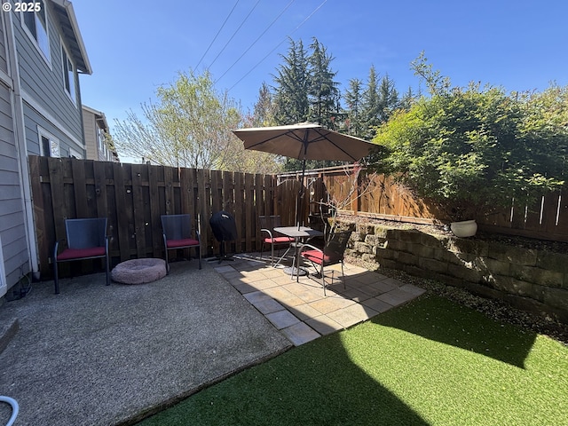 834 NW 3rd Ave, Canby, OR 97013 - view of yard featuring a patio area