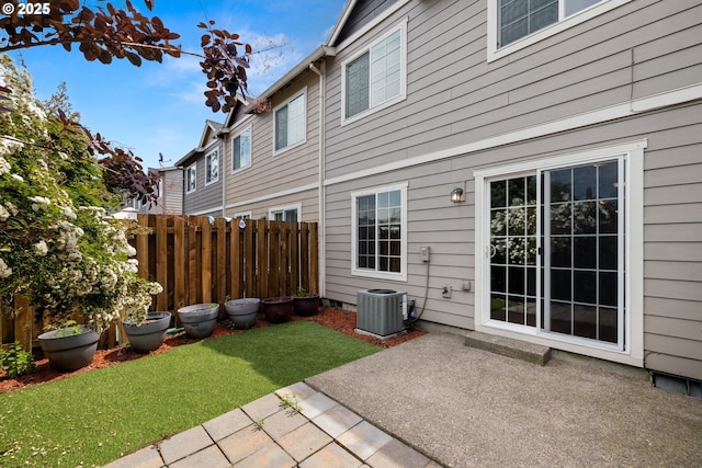 834 NW 3rd Ave, Canby, OR 97013 - rear view of house with a patio