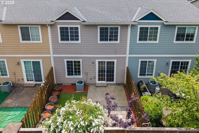 834 NW 3rd Ave, Canby, OR 97013 - rear view of house featuring a patio