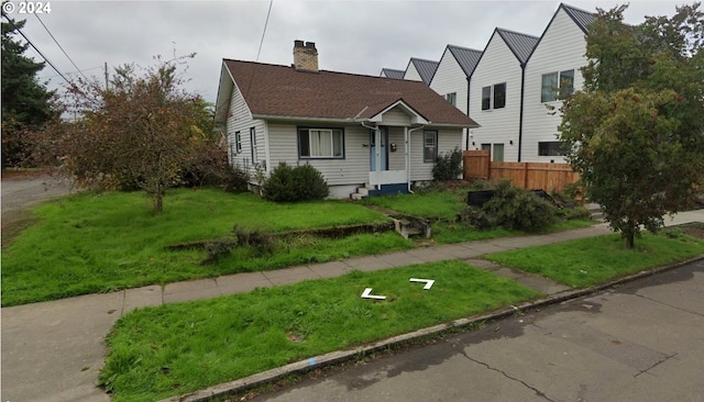 view of front of property featuring a front yard