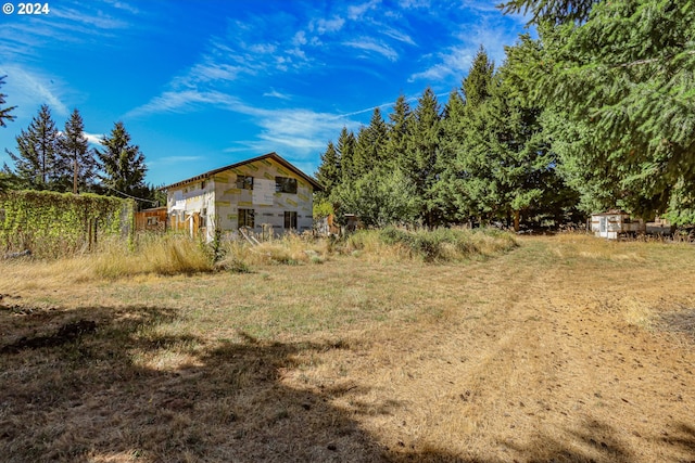 view of yard featuring a storage shed