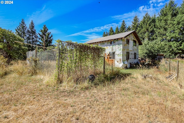 view of yard featuring an outbuilding and fence