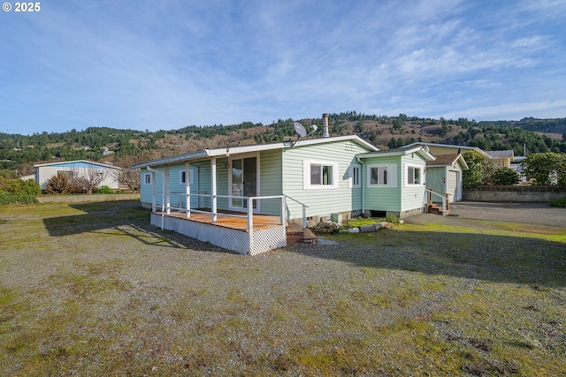 manufactured / mobile home with a front lawn