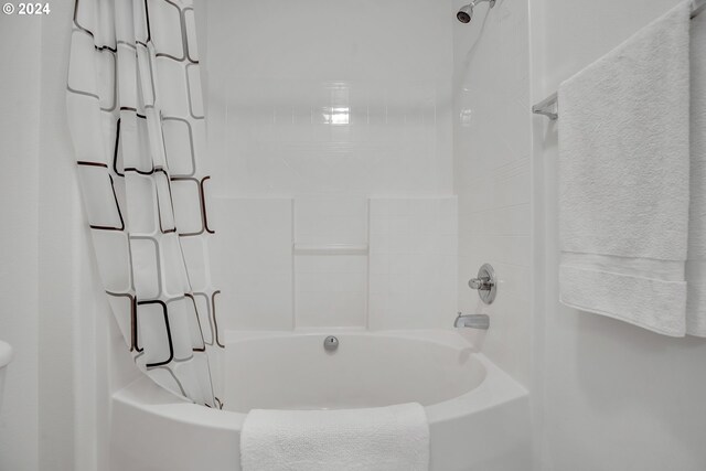 bathroom featuring shower / tub combo