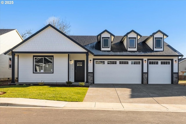 view of front of home featuring a front yard