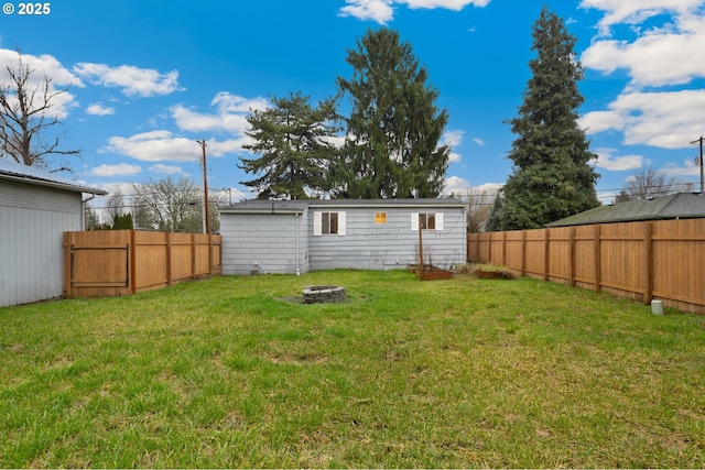 view of yard featuring a fire pit