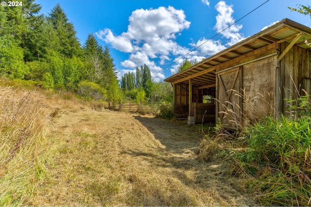 view of yard with an outdoor structure