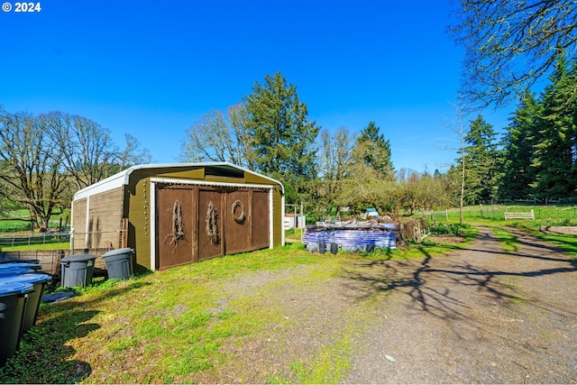 view of yard featuring a storage unit