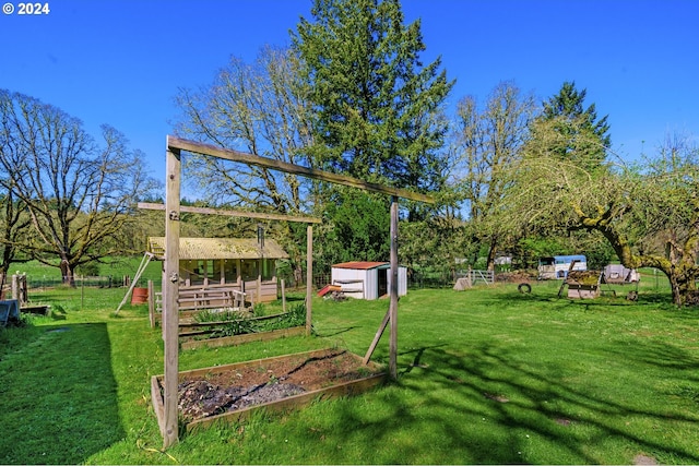 view of yard with a storage shed