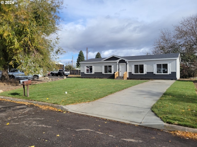 single story home featuring a front yard