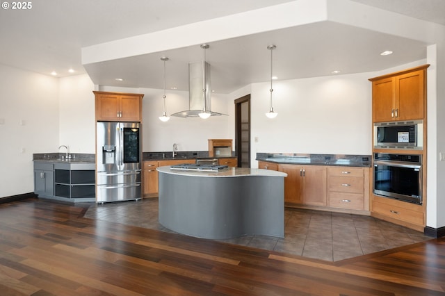 kitchen with decorative light fixtures, dark wood-type flooring, sink, and stainless steel appliances