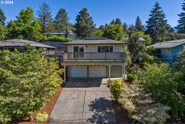 view of front property featuring a garage