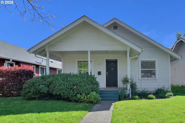 view of front facade featuring a porch and a front yard