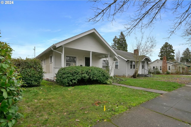 bungalow featuring a front yard