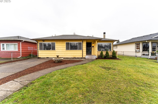 ranch-style house featuring a front lawn