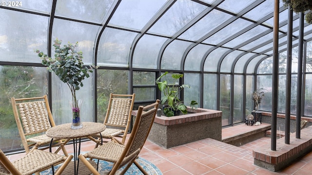 sunroom featuring a healthy amount of sunlight and vaulted ceiling