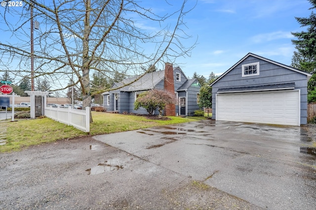 view of front of home featuring a front lawn