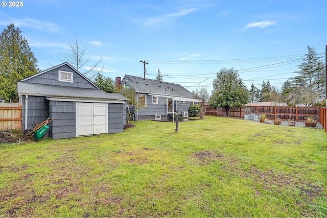 view of yard with an outbuilding