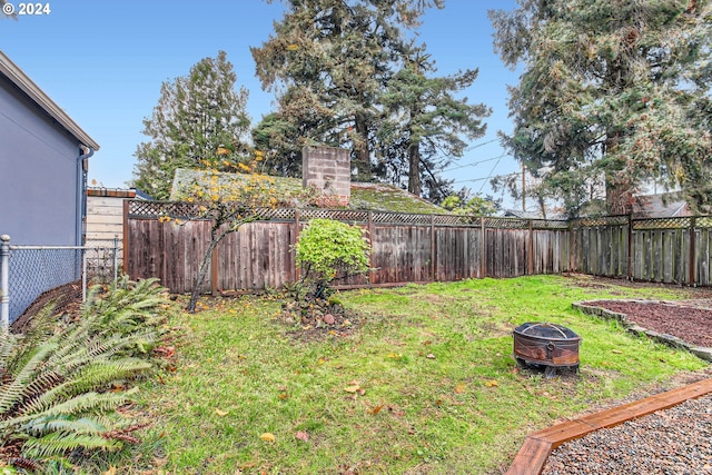 view of yard featuring an outdoor fire pit