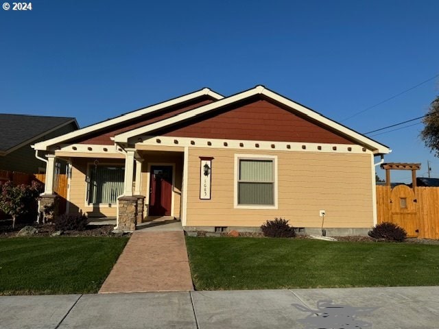 view of front of house featuring a front lawn