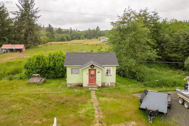 view of front facade featuring a front yard and an outdoor structure