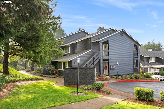 view of front facade featuring a front yard