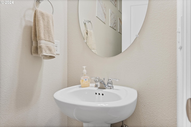 bathroom featuring sink