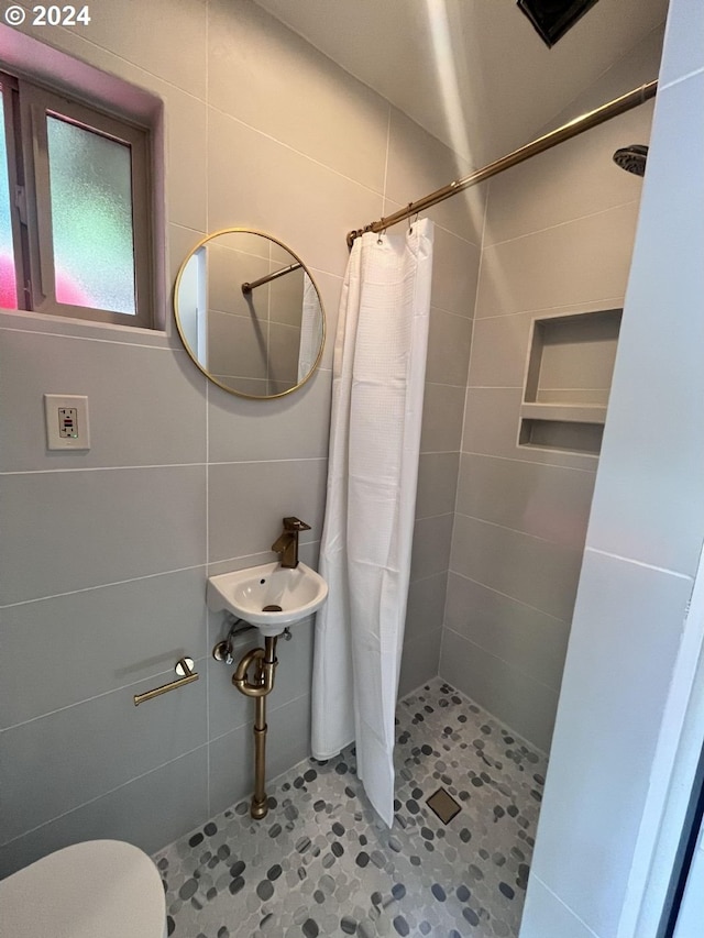 bathroom featuring tile walls, tile patterned floors, toilet, and a shower with shower curtain