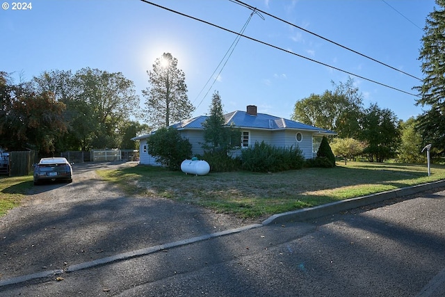 view of front of property featuring a front yard