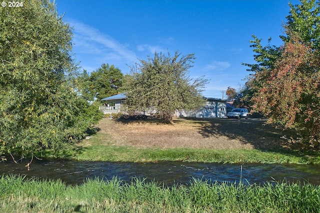 view of yard featuring a water view