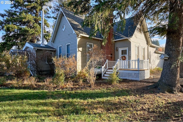 view of front of property with a front lawn