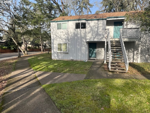 view of front facade with a front lawn