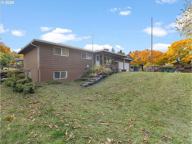 back of house featuring a lawn