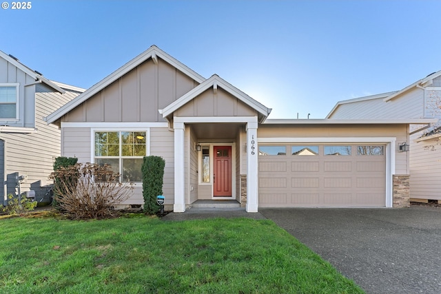 view of front facade featuring a garage and a front yard