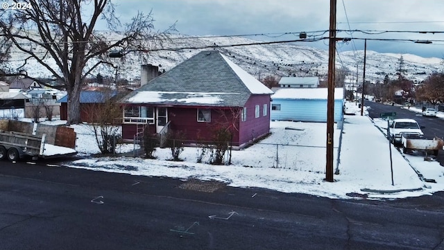 bungalow-style home with a mountain view