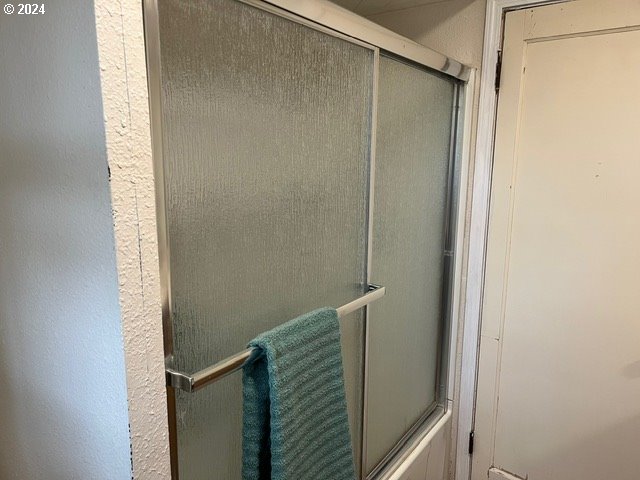 319 Charlotte Way, Vancouver, WA 98664 - bathroom with enclosed tub / shower combo